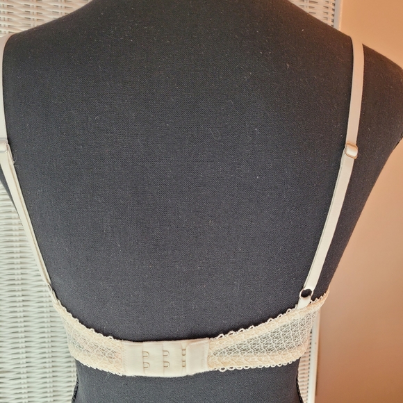 Victoria's Secret Cream Bra Size 32C - Picture 2 of 4